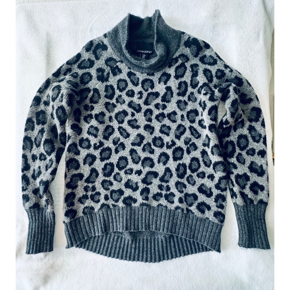Cynthia Rowley Leopard Print Turtleneck Sweater Gray Cozy Medium‎